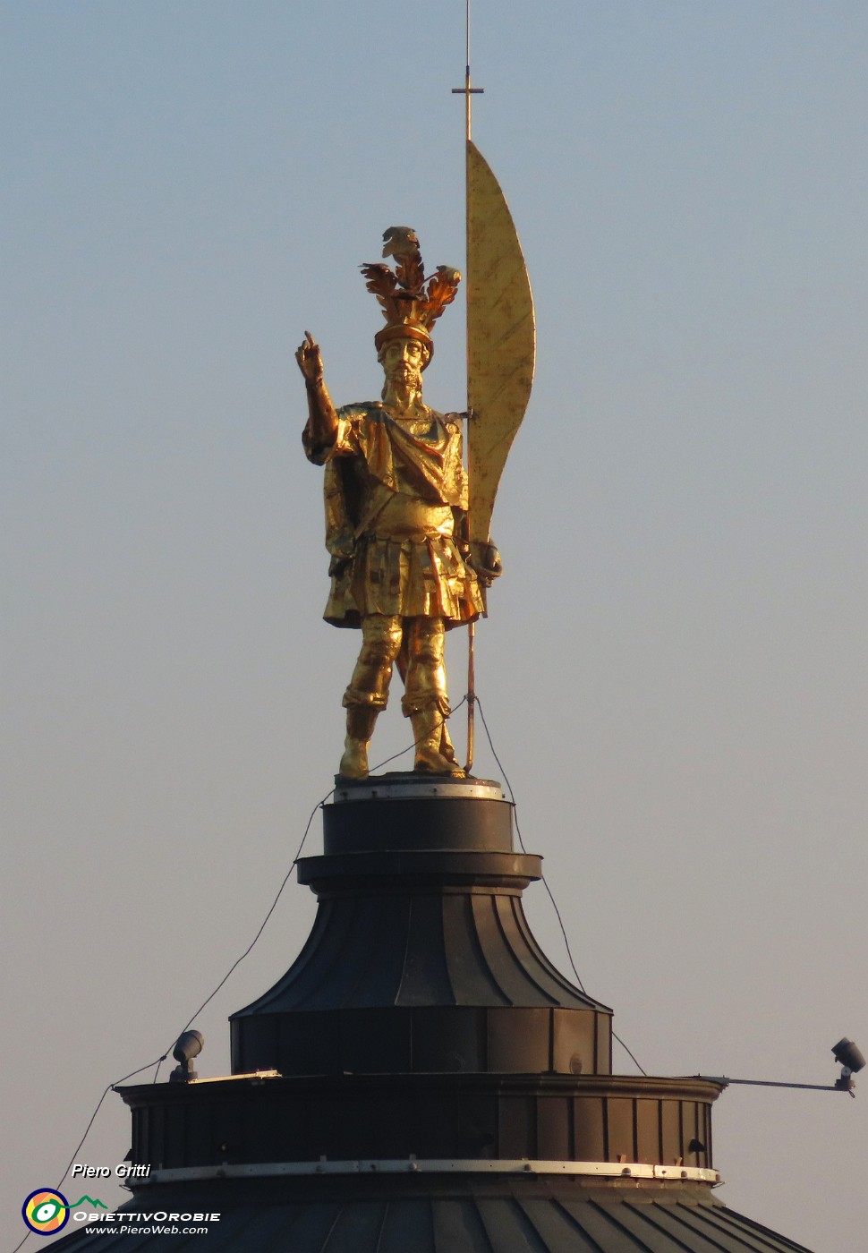 46 Sulla cupola del Duomo statua di S. Alessandro, patrono di Bergamo.JPG